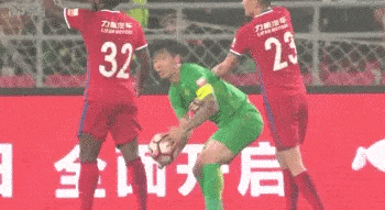但却是禁赛12场 罚款6万元——显然,同为球场上上演