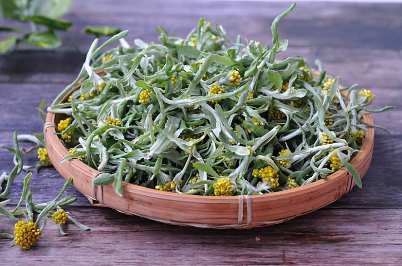 新鲜的水牛草摘去老叶，清洗干净，稍微沥干备用。 将水牛花放入破壁机