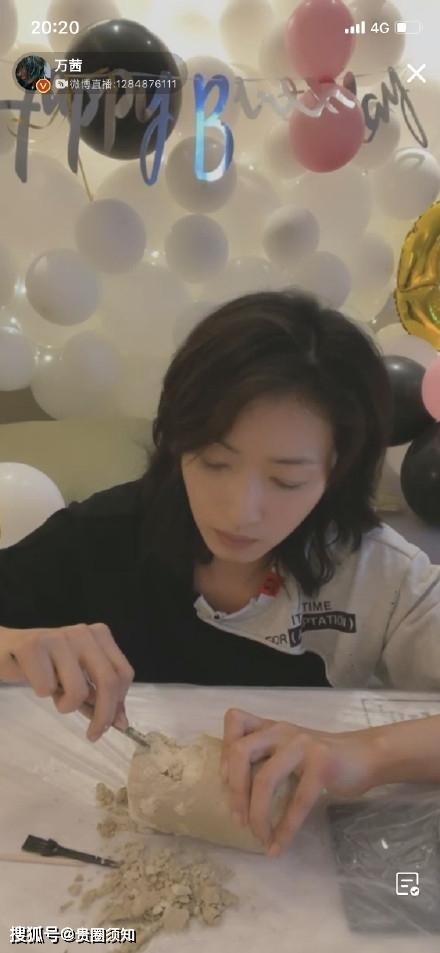 万茜素颜直播庆祝39岁生日,素颜穿便服状态超好,怼脸镜头很漂亮