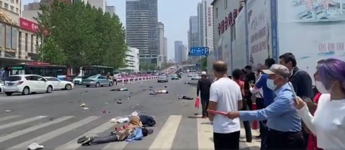 看了事故视频的人无不义愤填膺,网友快速的人肉了司机信息.