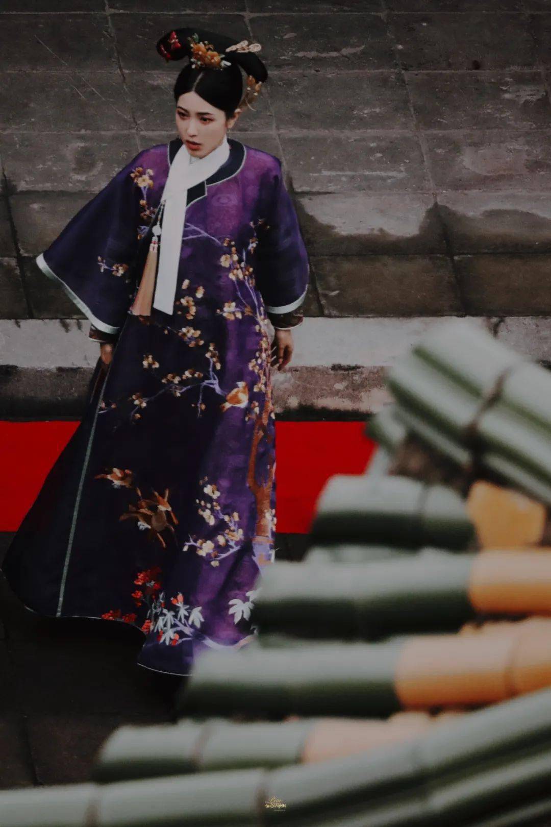 曾黎穿上清宫装就是在逃皇后本人吧!