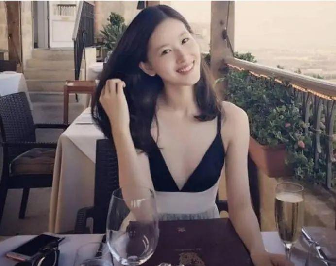 阔太章泽天晒健身照,腿又细又长,纤细的美背已现肌肉