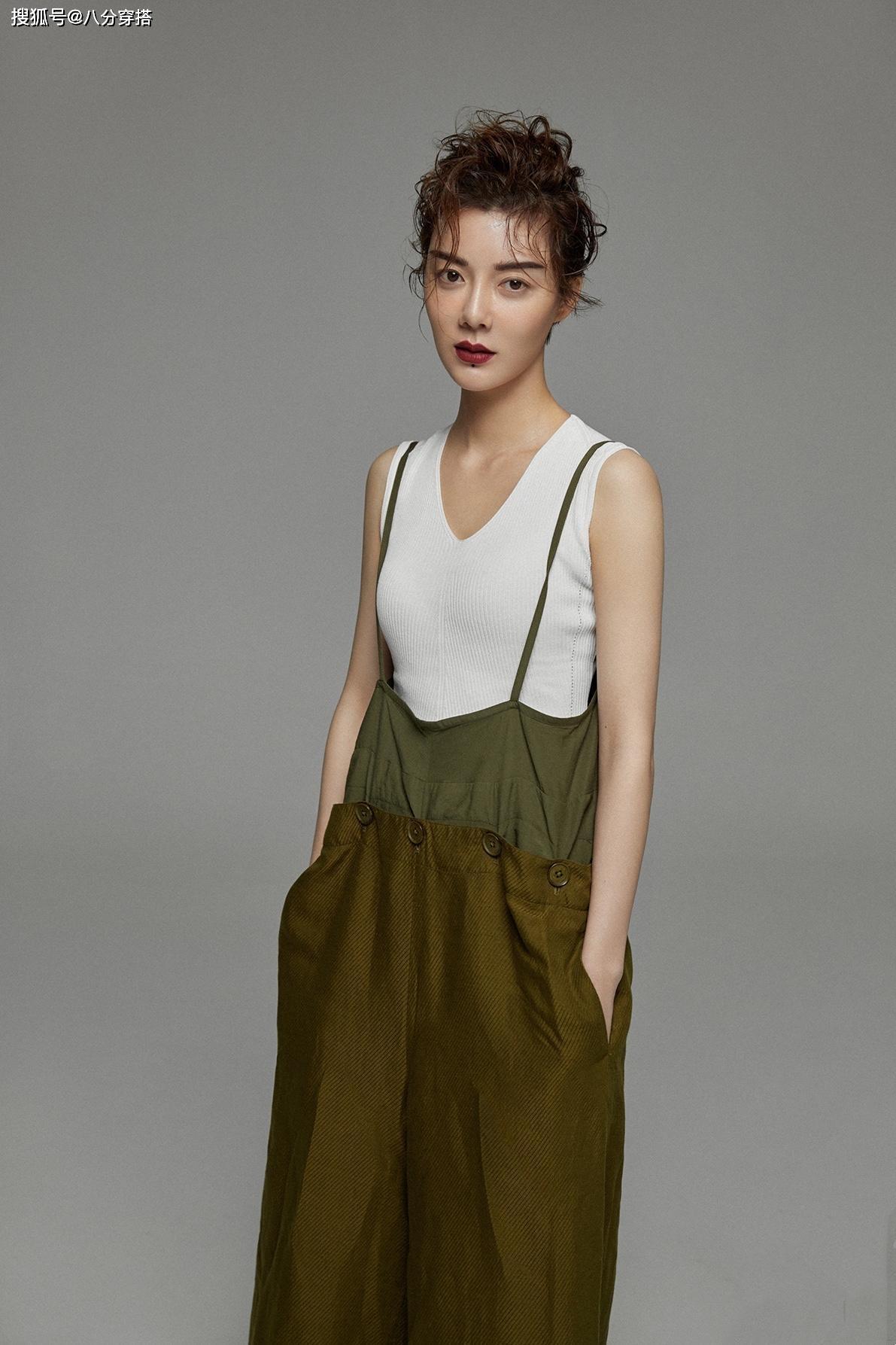 车晓又美回颜值巅峰,一袭白色抹胸礼服高级精致,身材高挑纤瘦