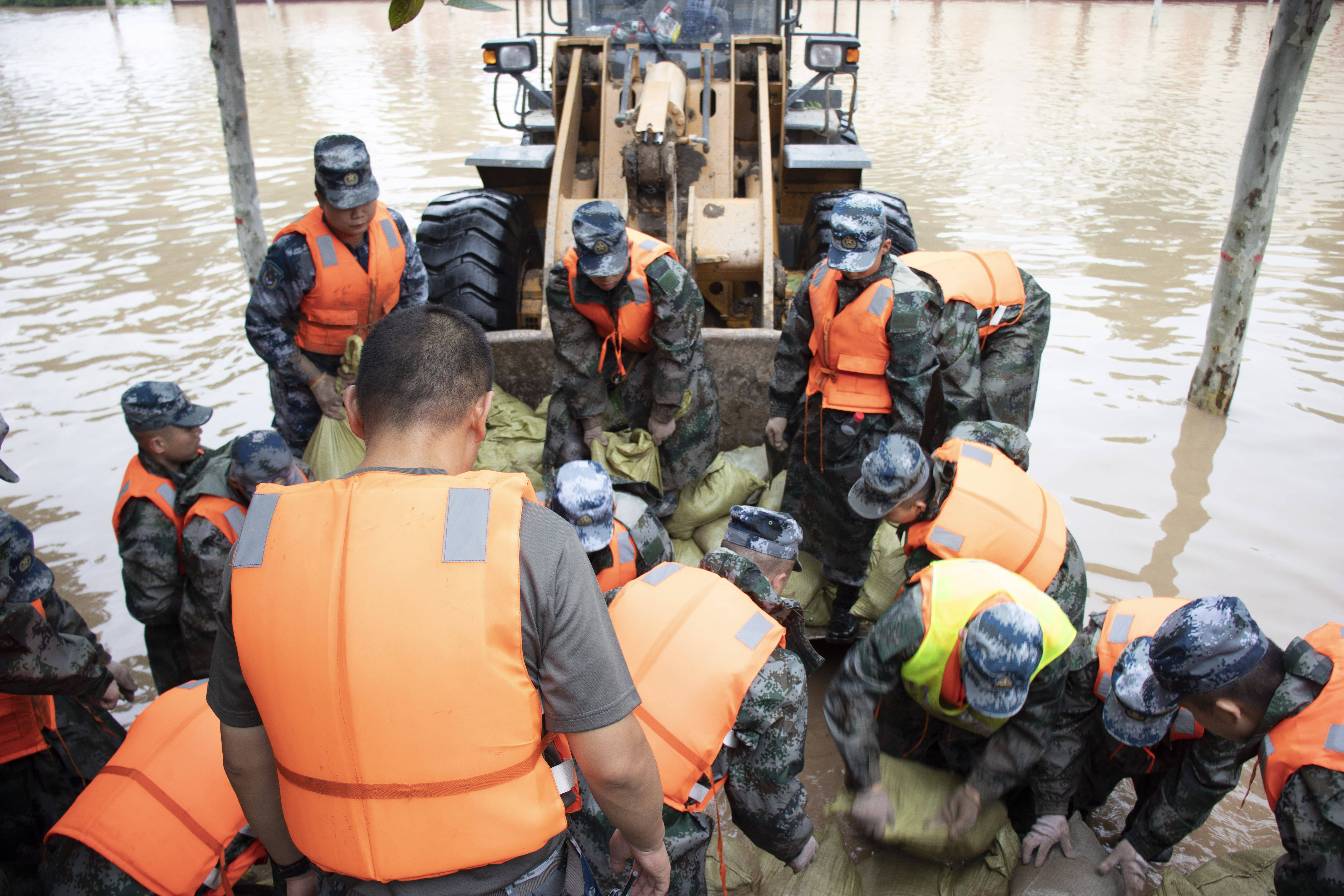 "我们就是百姓的钢铁长城!"——驻豫空军航空兵某旅防汛救灾见闻