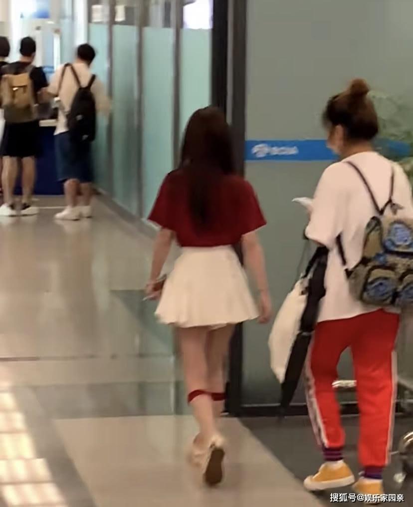 路人镜头下的鞠婧祎,确定身高159?难怪都说她身高是
