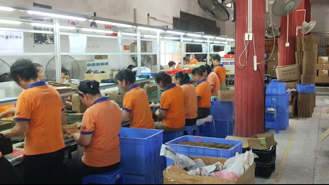来固定，最后把它传给下一位工作人员进行下一步工作，好一个行云流水。图为湖南华耘电子有限公司员工工作实