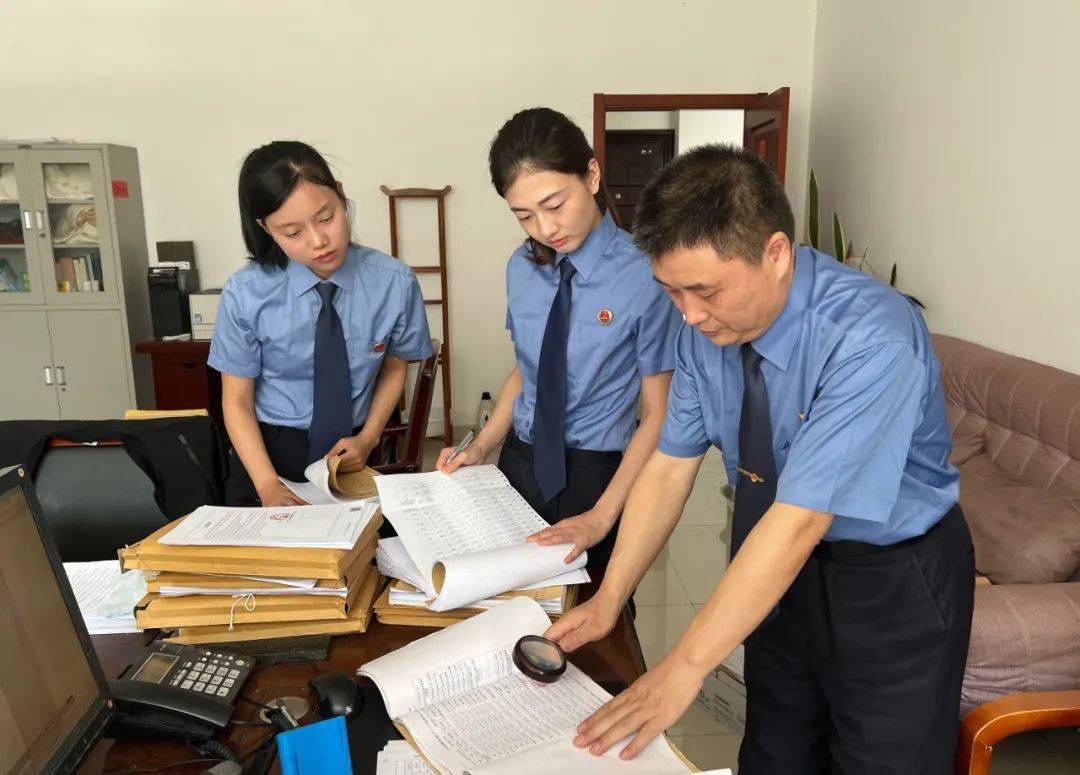 打开app，查看更多精彩图片办案检察官审查分析涉及洗钱犯罪的账目作为团