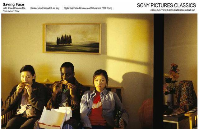 《面子》剧照影片讲述一个48岁未婚怀孕的妈妈和其恋爱女儿一起生活的故