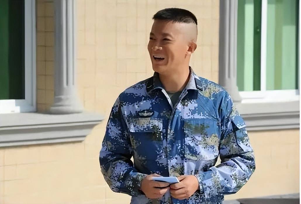 悉就是他演的角色，比如火蓝刀锋里面的蒋小鱼，我现在印象都非常深刻。打开app，查看更多精彩图片后续还