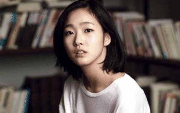 金高恩17岁凭借《银娇》正式出道，不仅获得奖项，还拥有了名气