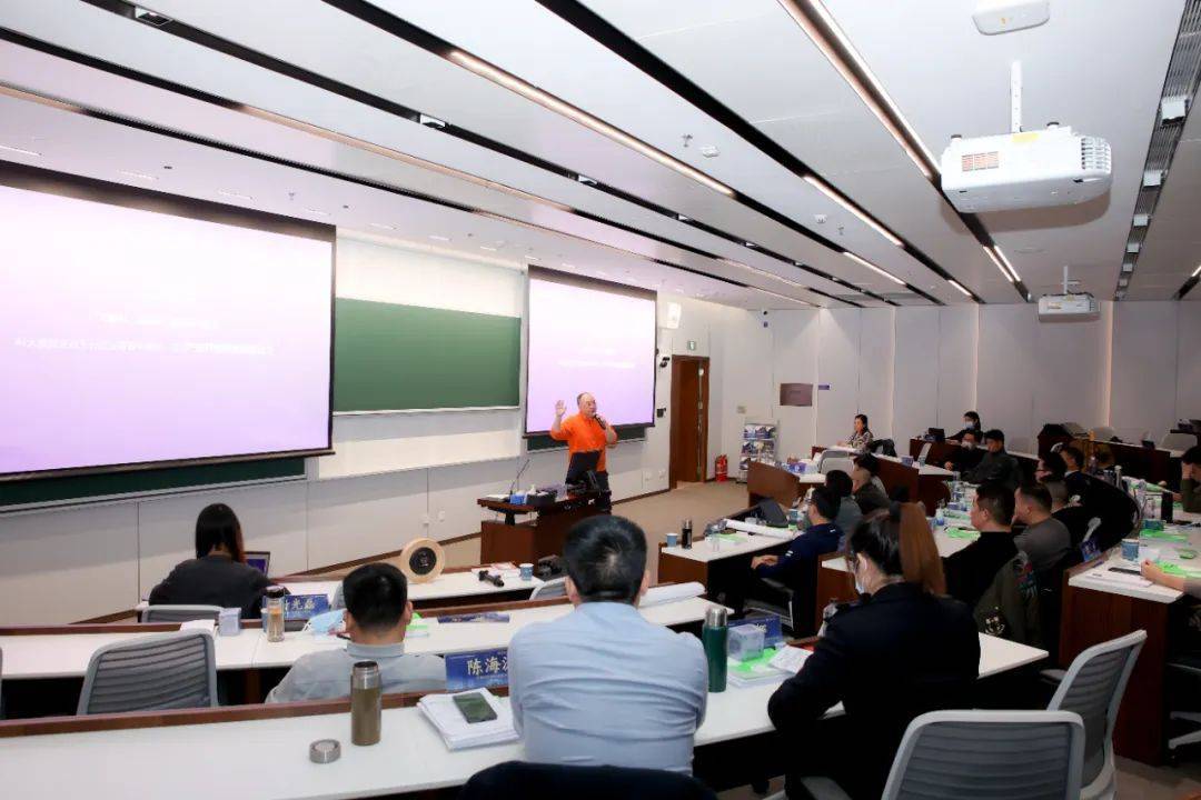 APUS李涛在清华大学授课民营企业家谈“大模型价值创造 ”