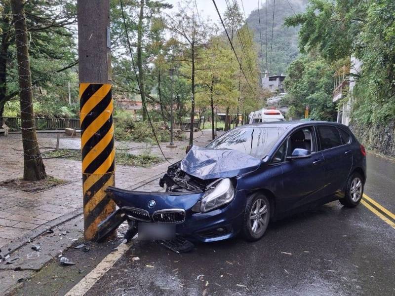 **新北：宝马百万小车自撞路边电杆，6旬妇胸痛送医(图1)
