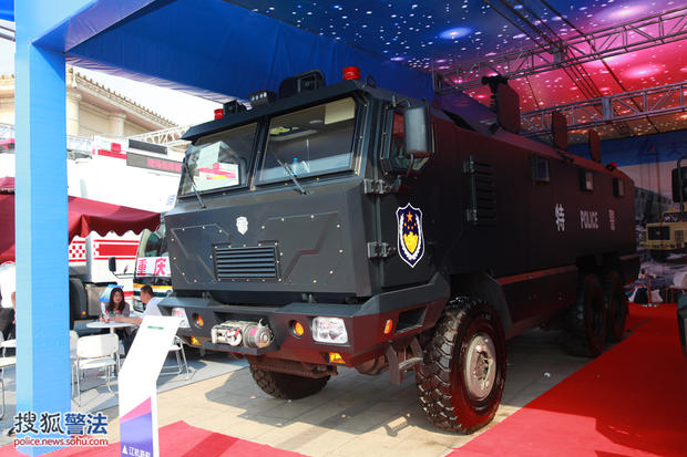 大型警用防爆运兵突击车