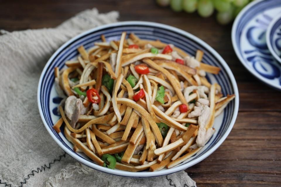 【豆腐干炒肉丝】