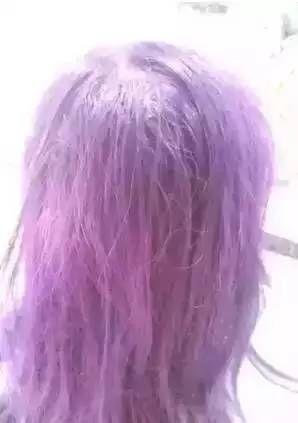 没想到理发店用了一种紫色的染发药水,然后自己的头发就被染成了