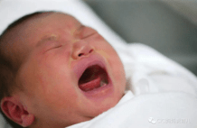 婴儿睡前哭闹、夜醒频繁、爱哭闹？大多源于这个原因，一招解决