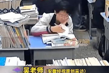 高三男生边吃饭边写题！老师：“成绩一直是班里第一名，但仍然很努力”