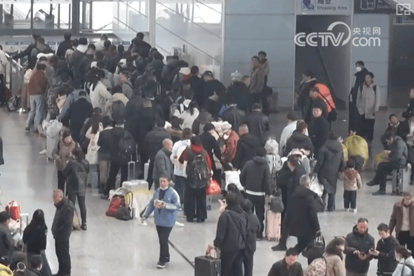 “轻装行”、全程陪护、AI巡检 服务升级“组合拳”就位 护航旅客平安返乡