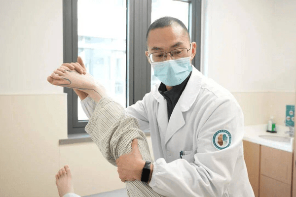 浙江16岁高中生一觉醒来，突然走不了路，医生紧急提醒：姿势很伤神经，甚至可能终生残疾