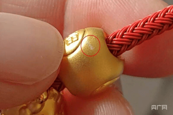 女子称周生生足金挂坠戴一天就被刮花，检测发现含铁银钯，品牌方回应“非质量问题”，监管部门介入