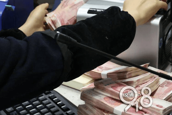 杭州东站紧急拦下一只行李箱！内有18沓现金