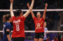 女排-江苏新丁秀后脚跟神球 双外援高光天津3-1逆转河南
