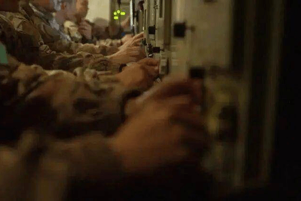 罕见现场！东部沿海阵地导弹全时竖立
