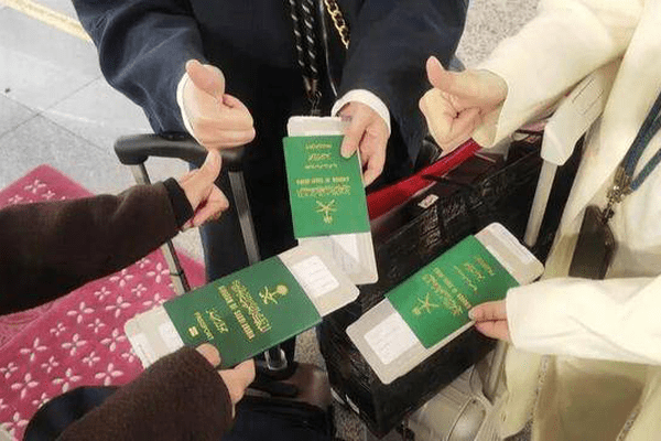 外国游客在中国“买买买” 7名游客托运40多个行李箱，重超500斤！