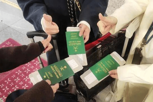 7名中东游客在中国疯狂购物500斤：装满40多个行李箱