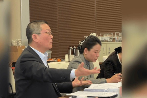 上海市人大代表诸正伟：线下门店为什么生意差？买个包子2块钱、停车10块钱，既要管住“路上的线”，也要清理“乱收费的手”