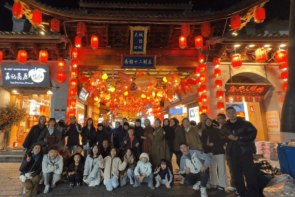 青海一家35口人开旅游大巴赴云南自驾游