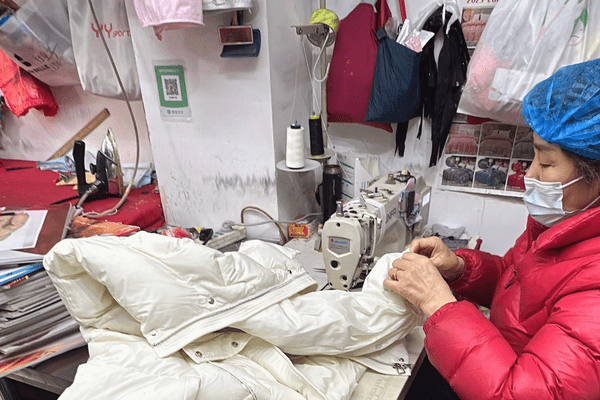 羽绒服充绒“爆单”了，店家：订单已排到年后