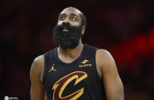 绷不住乐！哈登全场只中1球躺赢 队友三分10中9保命