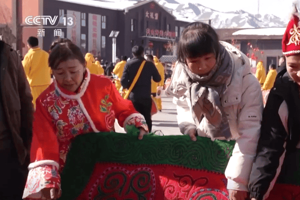 “村晚”开演、花船摇曳、百鼓齐鸣 多彩民俗“引客来”璀璨非遗年味浓