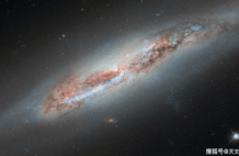 哈勃捕捉到星系在太空中留下发光尾迹