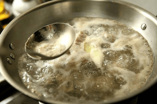 炖肉时出现的浮沫，是营养精华还是脏东西？该不该撇去？