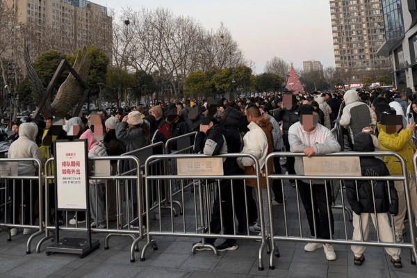 胖东来恢复营业首日客流量爆满，有顾客凌晨5点开车排队 客服：超市已限流