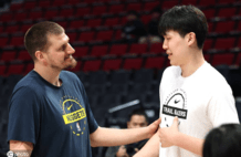来自偶像的馈赠！约基奇打爆开拓者 杨瀚森喜提出场