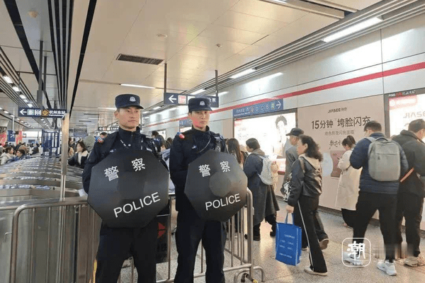 撞脸吴京！杭州地铁这位赵Sir火了，春节假期被问几百遍去西湖怎么走