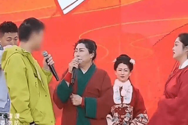 男子参加王婆说媒炫富引质疑：自称在机关单位上班，家里有宾利保时捷，房子众多；当地称正核实