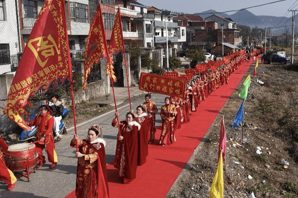 90位外嫁女集体回村过年，当事人：这是娘家最珍贵的礼物，见到了多年未见的小伙伴