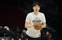杨瀚森11分12板3助2帽 5失误3犯规混音负