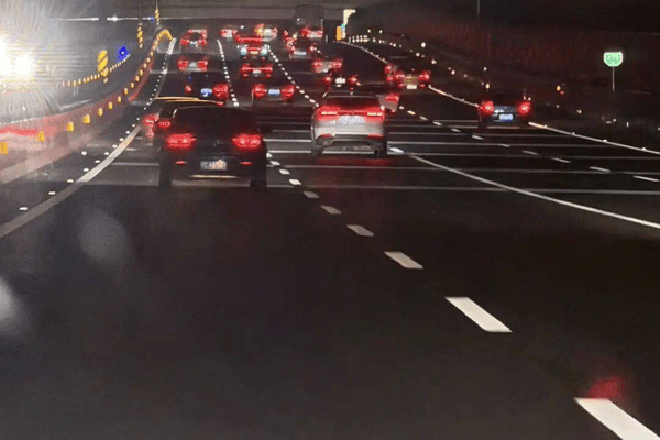 “上了高速，发现全是聪明人”！还有人带了一锅饭……