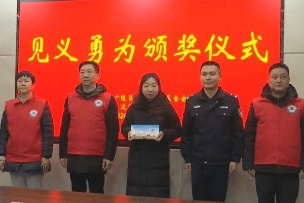 老人狂买26万元金条！扬州一金店员工暗中报警