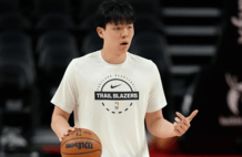 健康第一！杨瀚森因背部拉伤缺战G联赛：穿便装场边观战