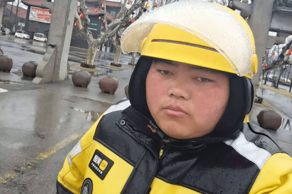 小镇外卖员靠跑单月入过万：没有抢单压力，顾客很多都是熟人，有时需要配送到农田