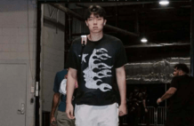 杨瀚森背部酸痛仍被激活！主帅赛前曾回应状态：他很可能打不了