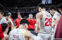 比张镇麟还难！中国男篮逆转夜最失意之人：失误被换下 仅出场30秒