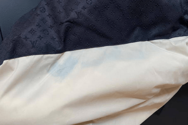 女子花2万买的羽绒服，穿3小时就掉色？LV门店回应：不能沾水、不能出汗
