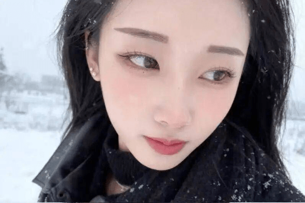 “蛇蝎美人”被确认反社会人格，针对年轻男子连续作案，被捕前半小时疑在物色下一个目标